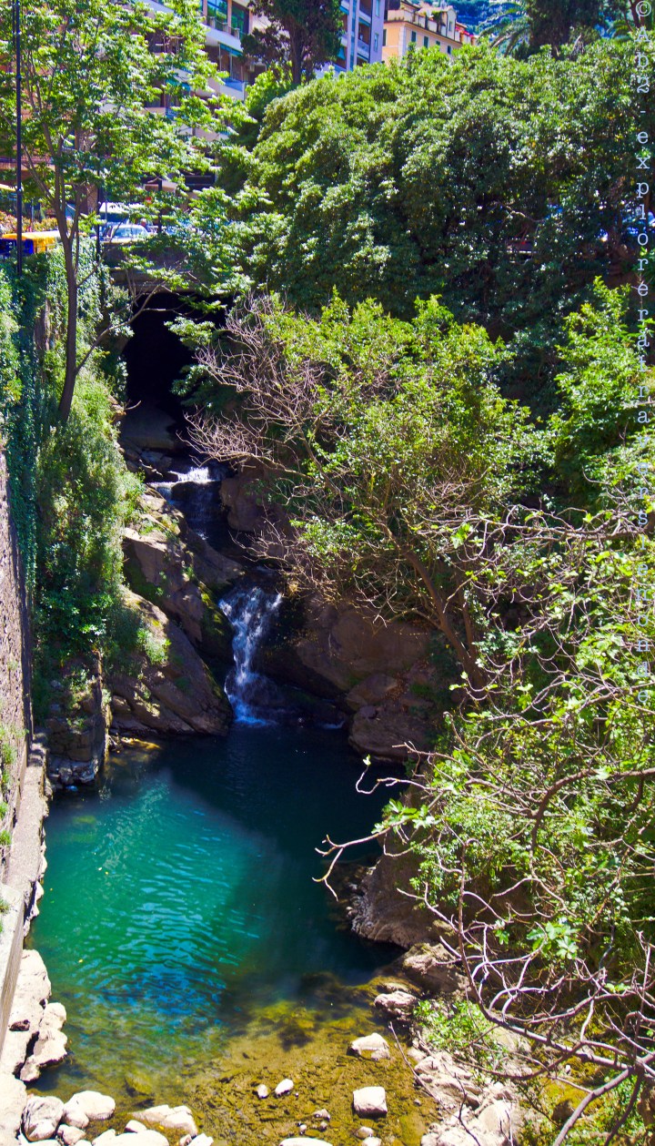 Grotte dans la ville de Camogli